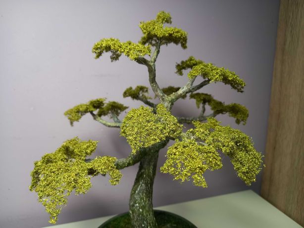 Sztuczne drzewko, imitacja bonsai.
