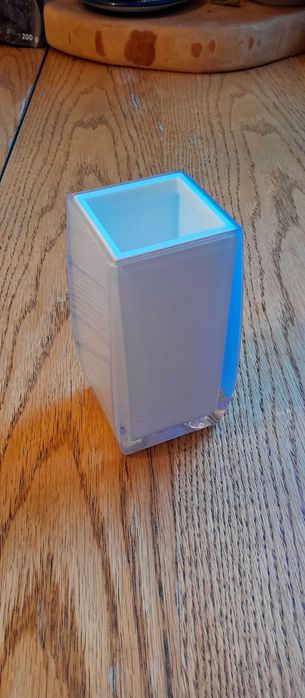 Biało-przezroczysty pojemnik