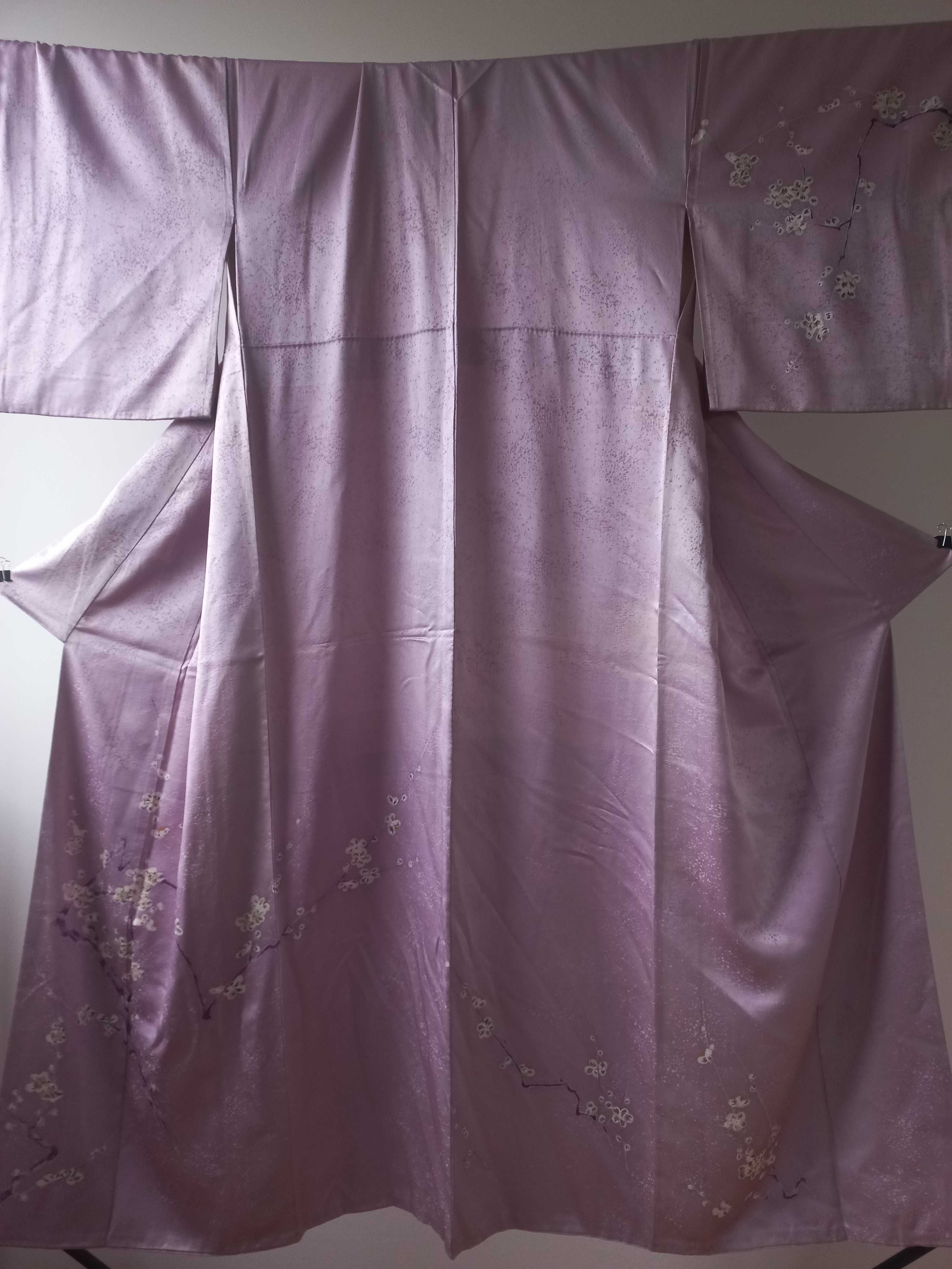 Fioletowe japońskie jedwabne kimono w kwiaty śliwy białe złote kwiaty