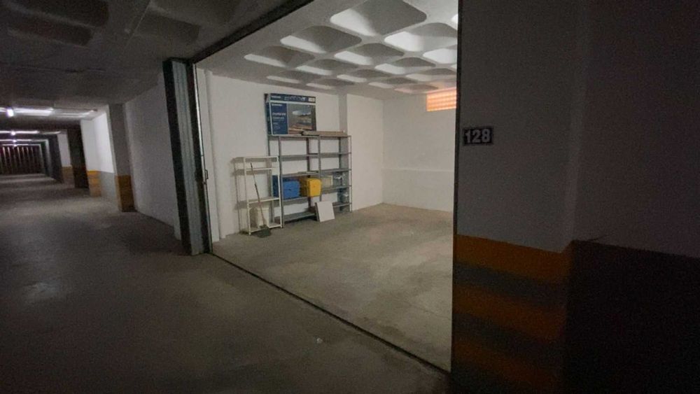 Vende-se Garagem Fechada na Praia da Rocha