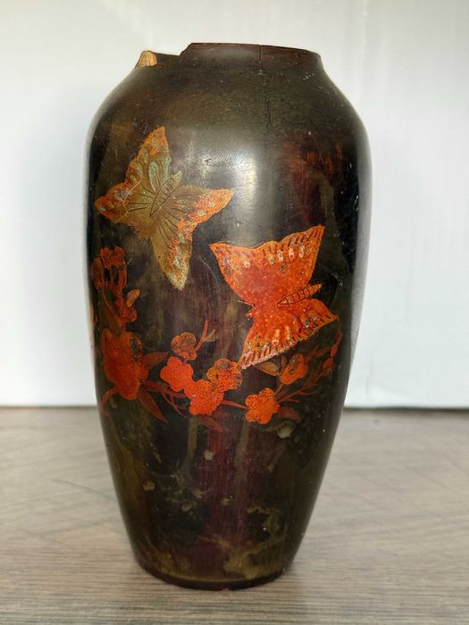 Drewniany wazon z motylami – ręcznie zdobiony, 18 cm (uszkodzony)