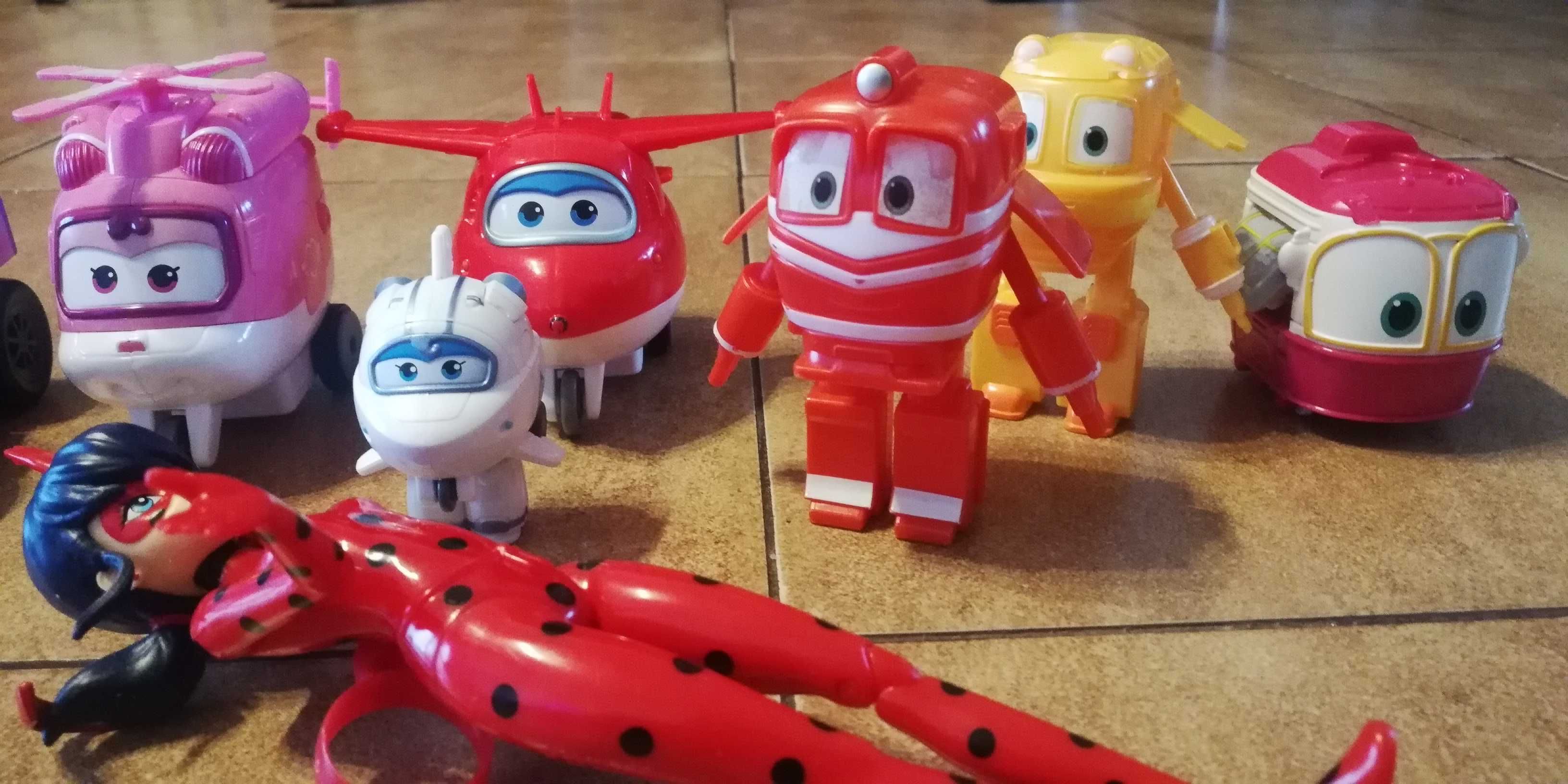 Zestaw figurek z bajek Super Wings, Psi Patrol i inne