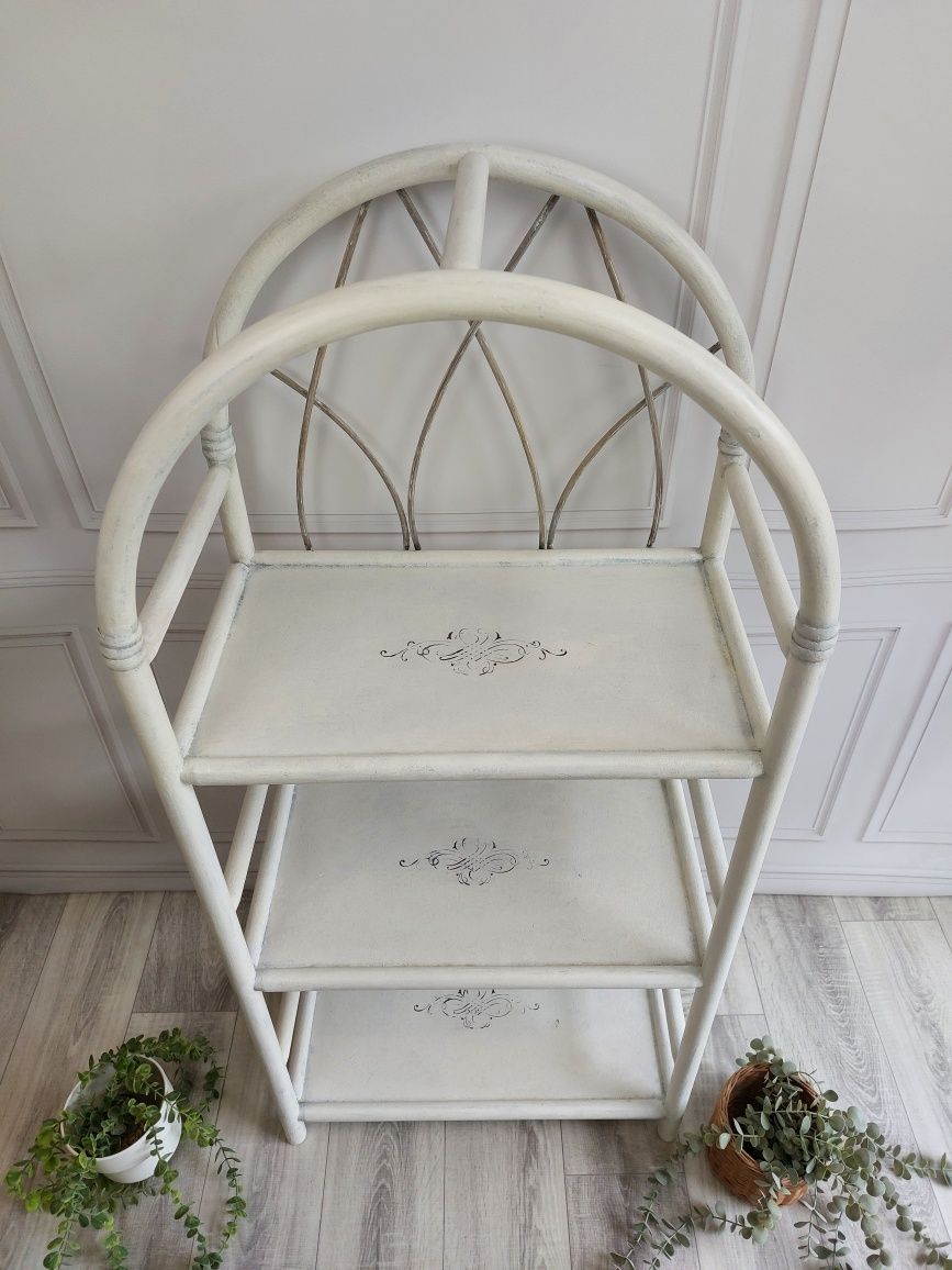 Biały rattanowy półokrągły regał / szafka Shabby Chic