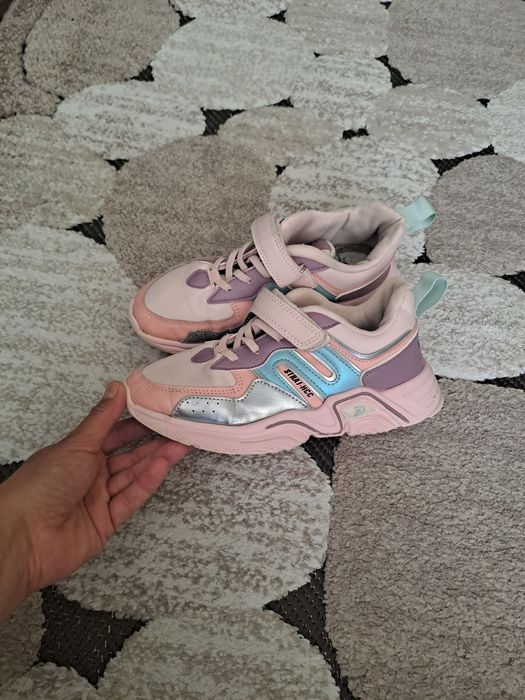 Кросівки стильні та зручні