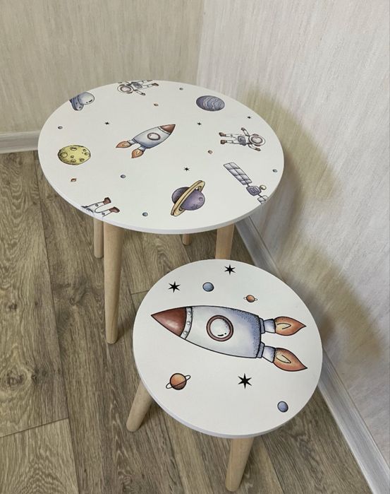 Dziecięce krzesło oraz stolik z nadrukiem kosmicznym