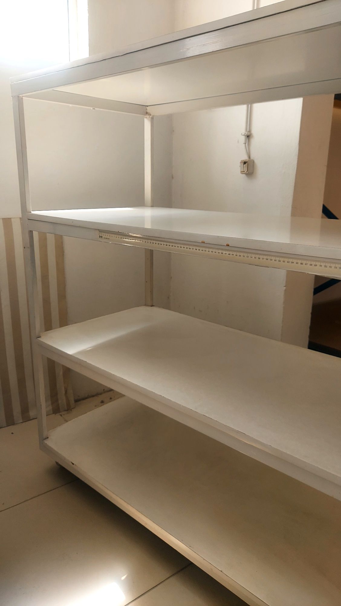Estante metálica com rodas