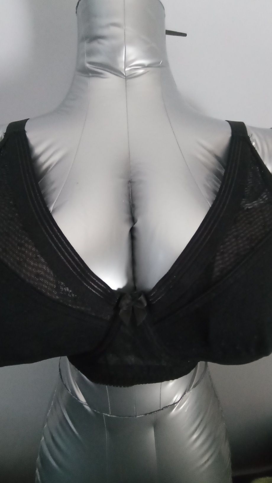 czarny biustonosz marki Curve Muse Lingerie.
Podano rozmiary dla różny