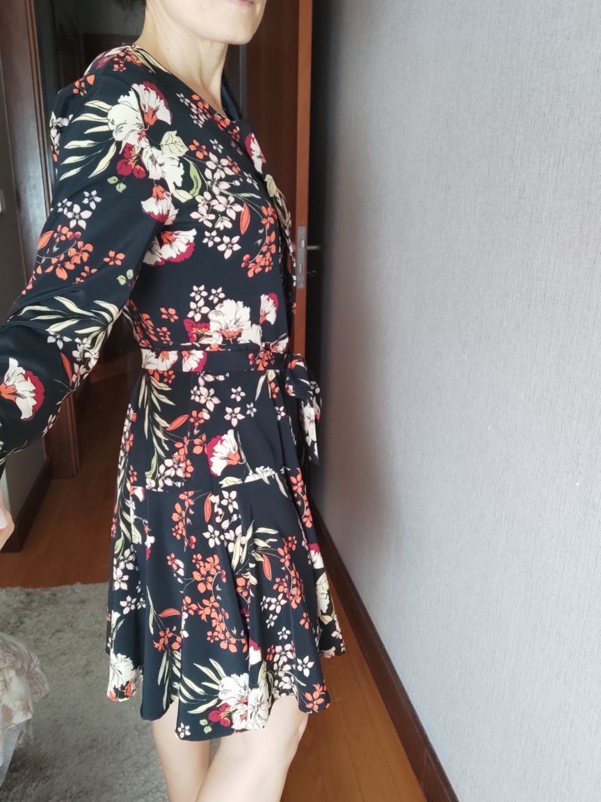 Vestido preto com flores