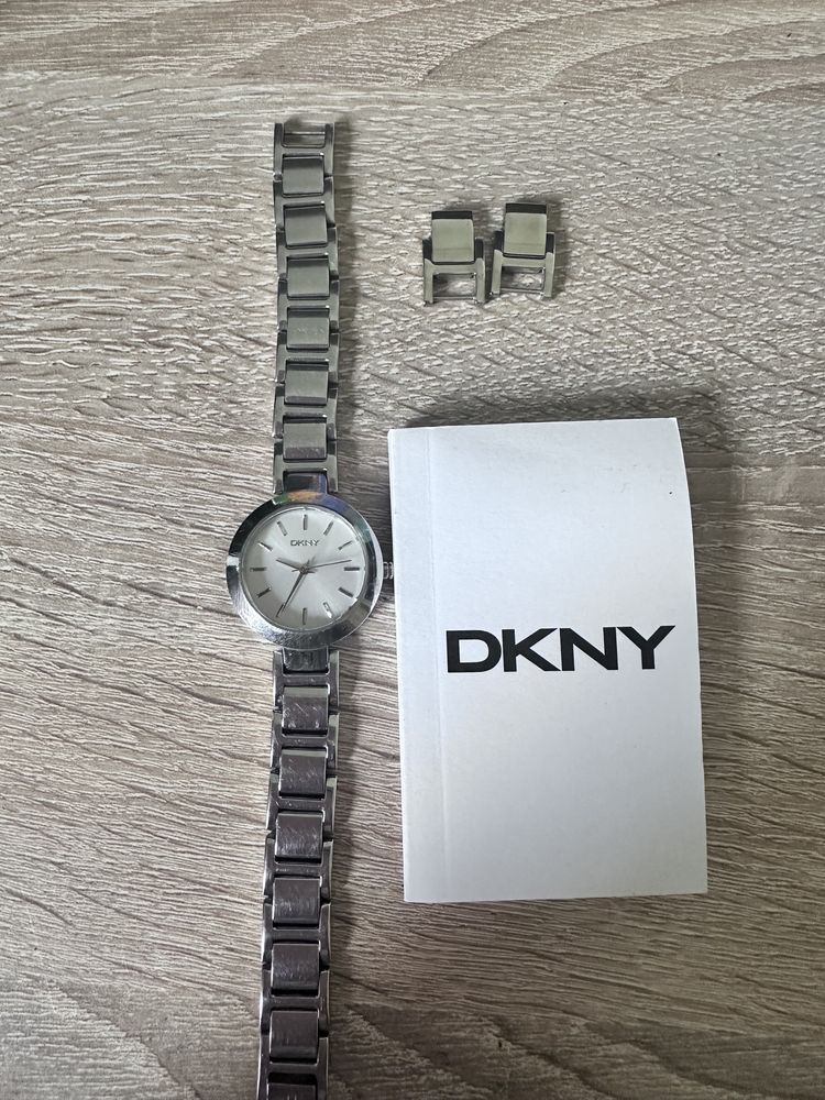 Zegarek damski DKNY – klasyka w srebrze | komplet z pudełkiem