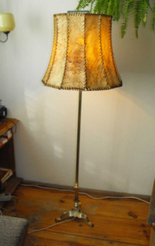 Mosiężna lampa podłogowa z abażurem