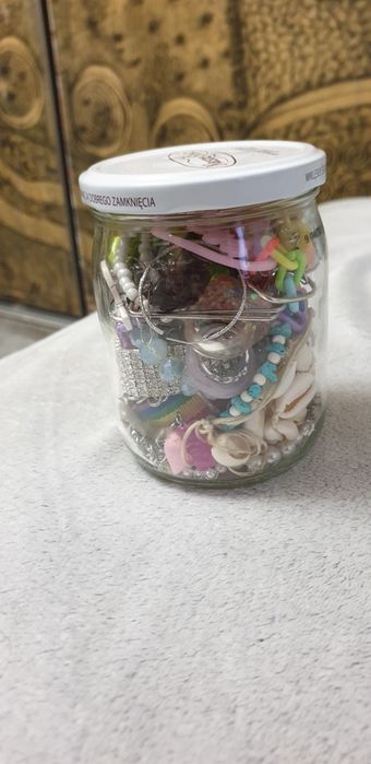 Słoiczek ze sztuczną biżuterią – srebrna