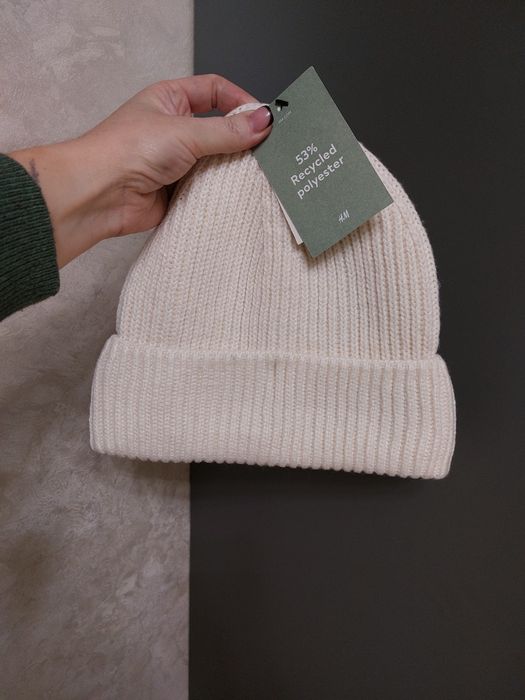 Шапка h&m жіноча молочного кольору( близький до білого) чорна
