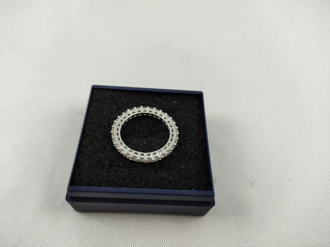 Złoty pierścionek ( białe złoto ) z diamentami (32 brylanty) tot. 1,00