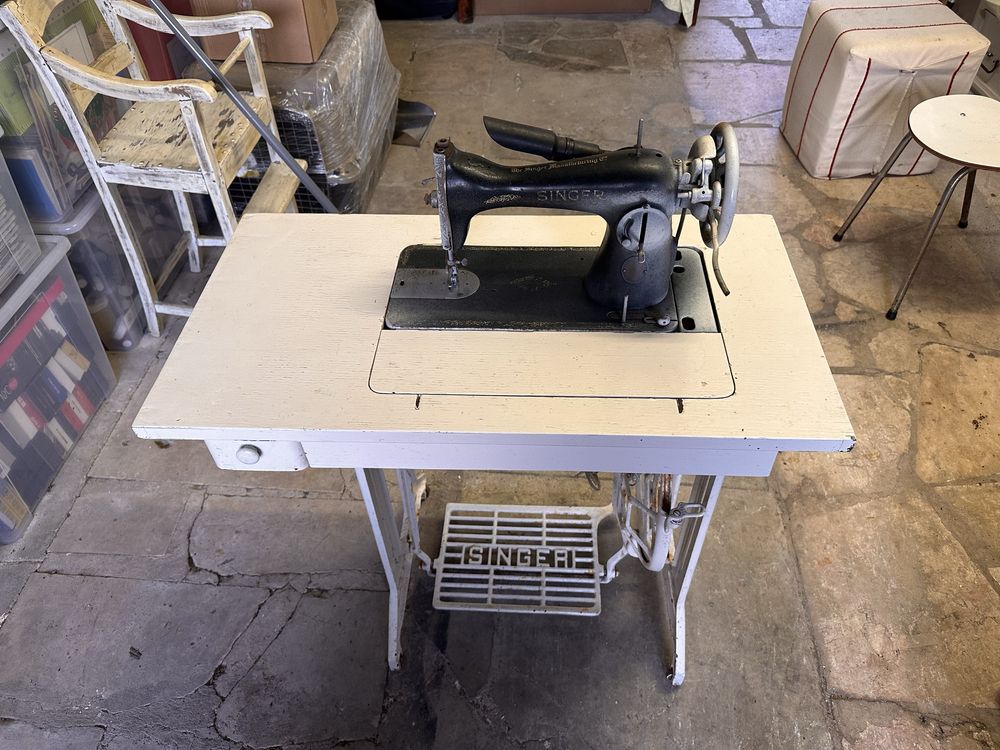 Máquina de costura antiga, pode servir de mesa