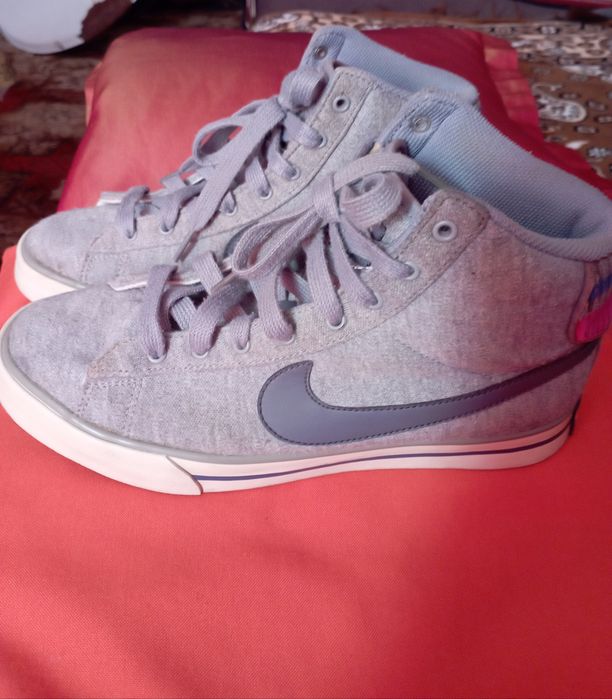 Кеди фірми Nike сірого кольору