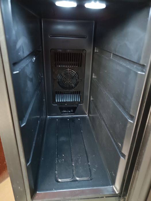 Винна шафа philco pw8f. Міні-холодильник.