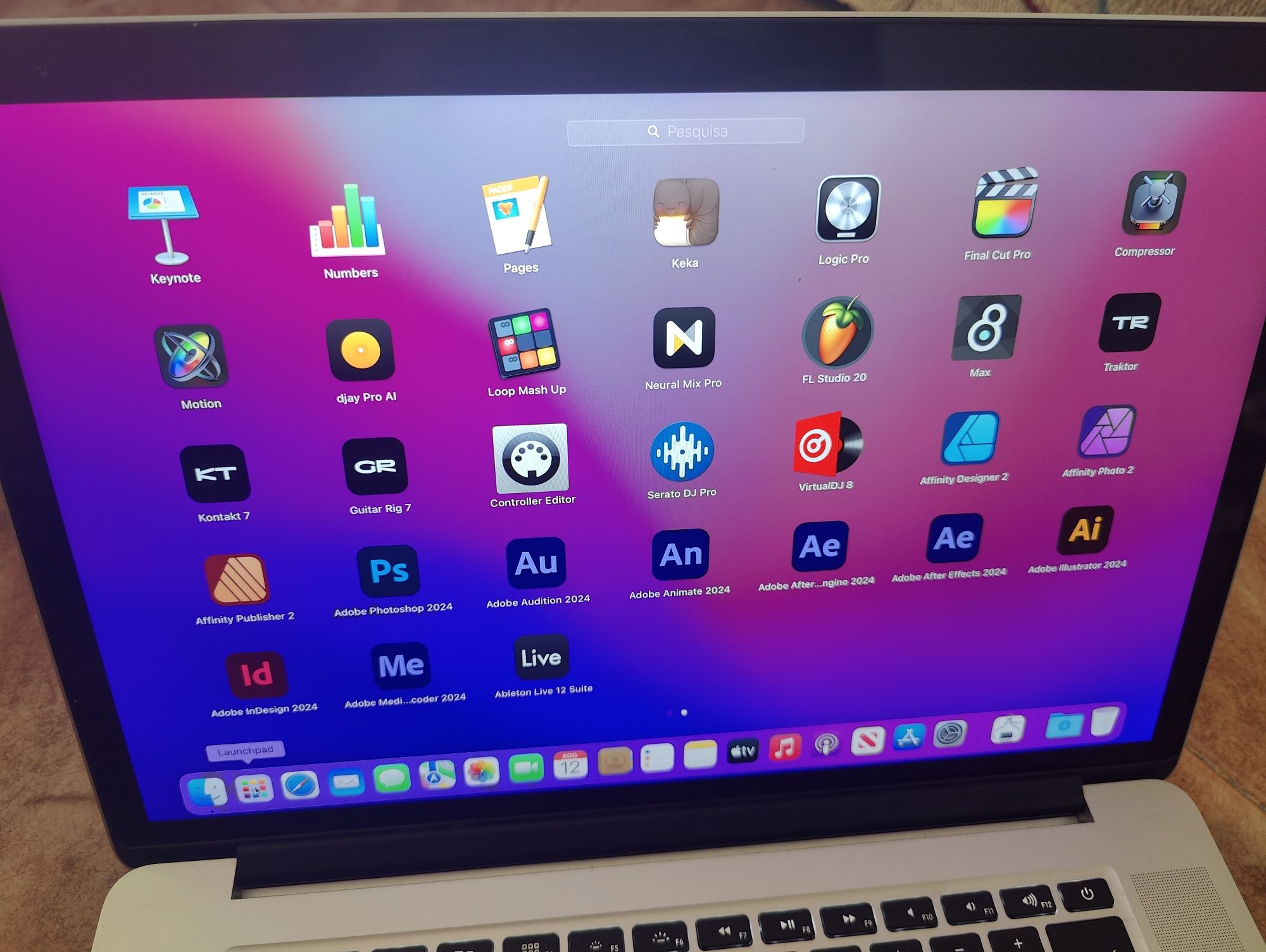 MacBook Pro 15" 2015 i7 • 16GB RAM • 256GB SSD • Software Profissional