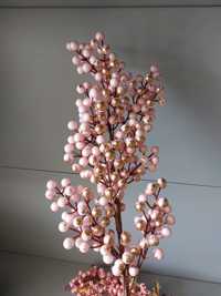 Ветка с ягодами  розовая, осенняя композиция