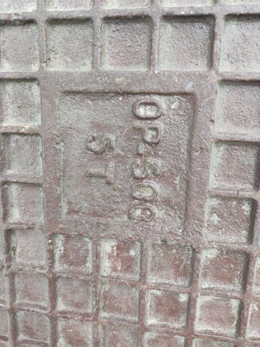 Właz studzienkowy żeliwny