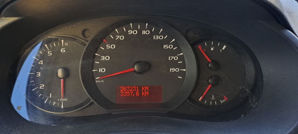 Kangoo (Bem estimada) - Revisão feita