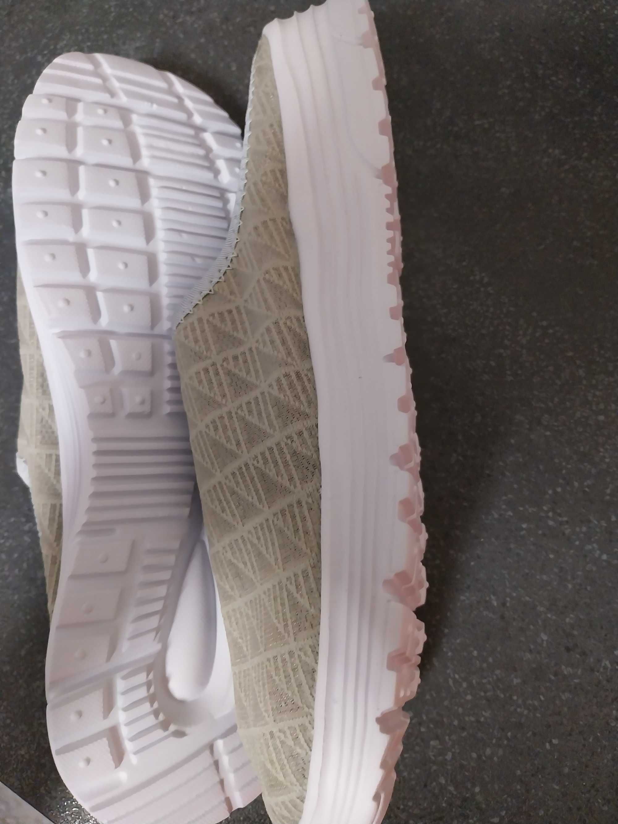 Lekkie klapki w stylu sneakersów