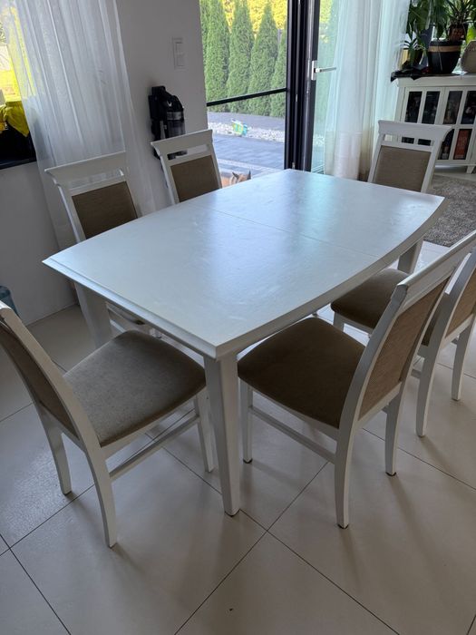 Drewniany stół i krzesła