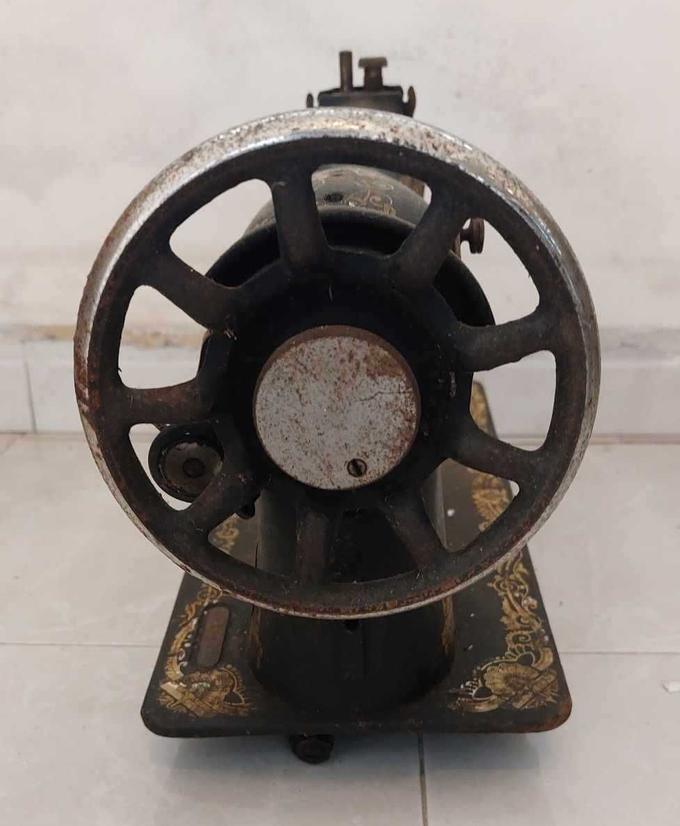 Vende-se Máquina Costura Para Restauro