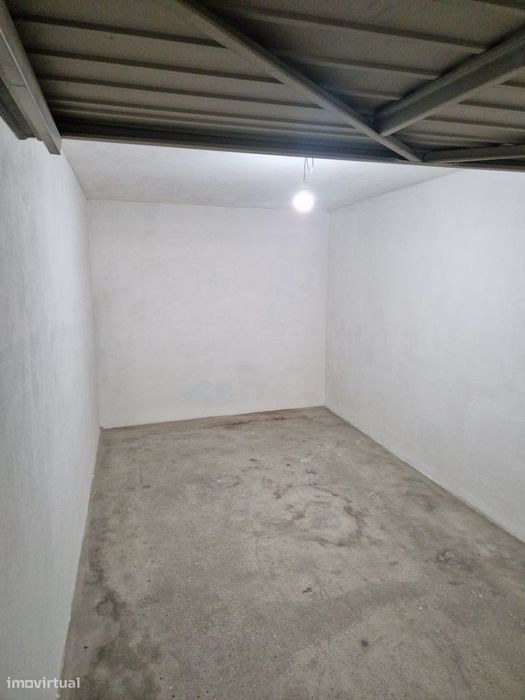 Garagem à venda na Avenida Doutor António Bento Martins Júnior