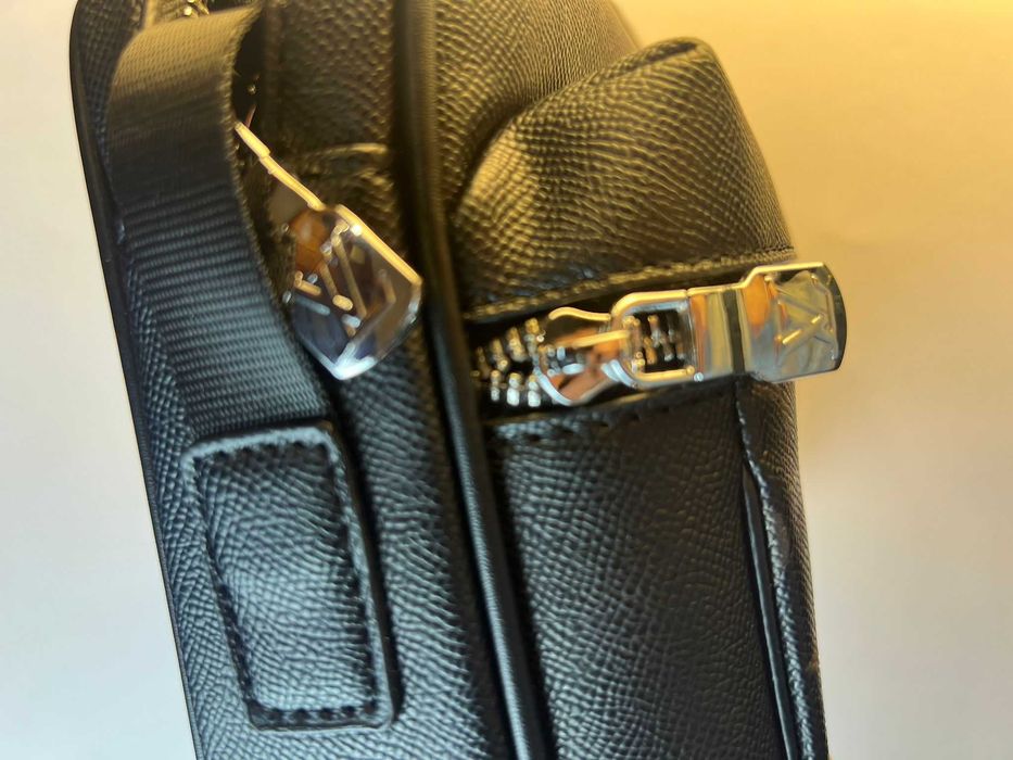 Bolsa Tiracolo Preta com alguns detalhes