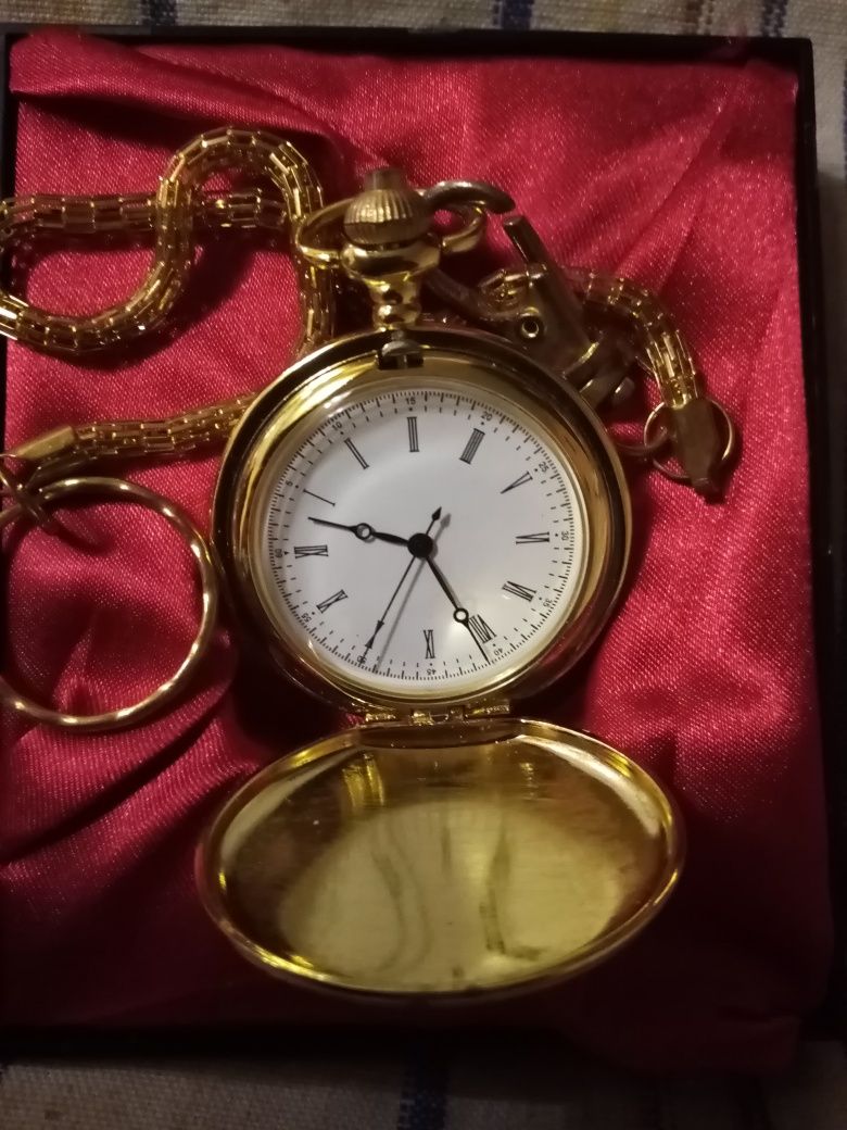 Часы- кулон подарочный с цепочкой.