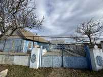 Продам дом под ремонт с большим участком.