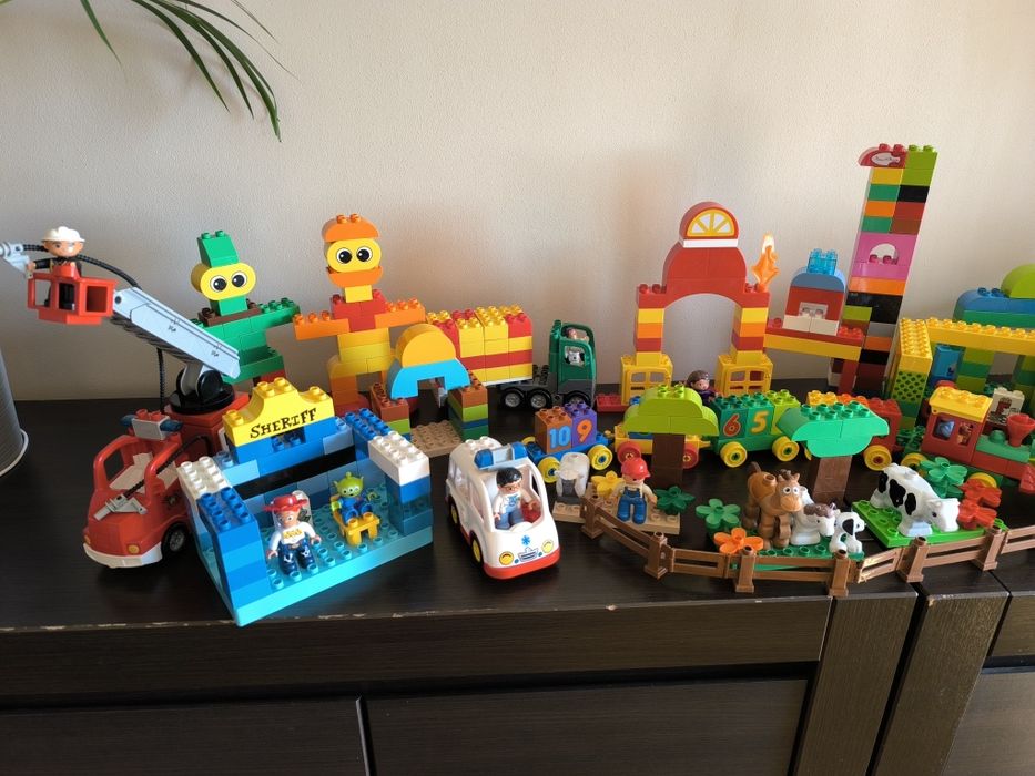 LEGO Duplo kilka kompletów zestawów i klocki luzem