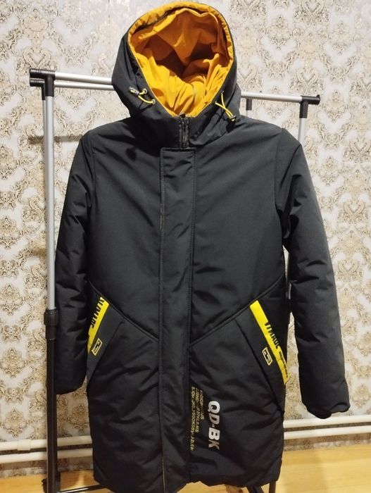 Зимова подовжена куртка на підлітка