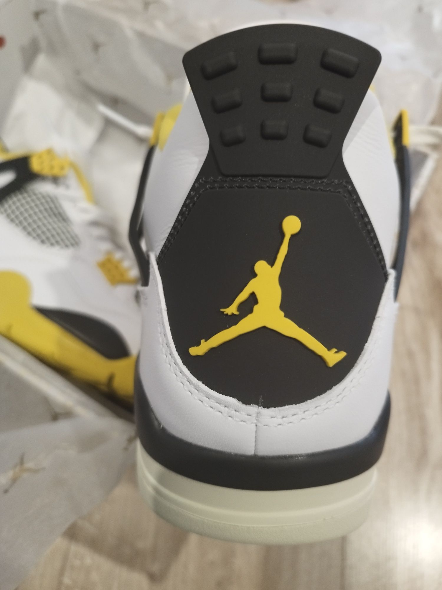 Jordan 4 Vivid sulfur