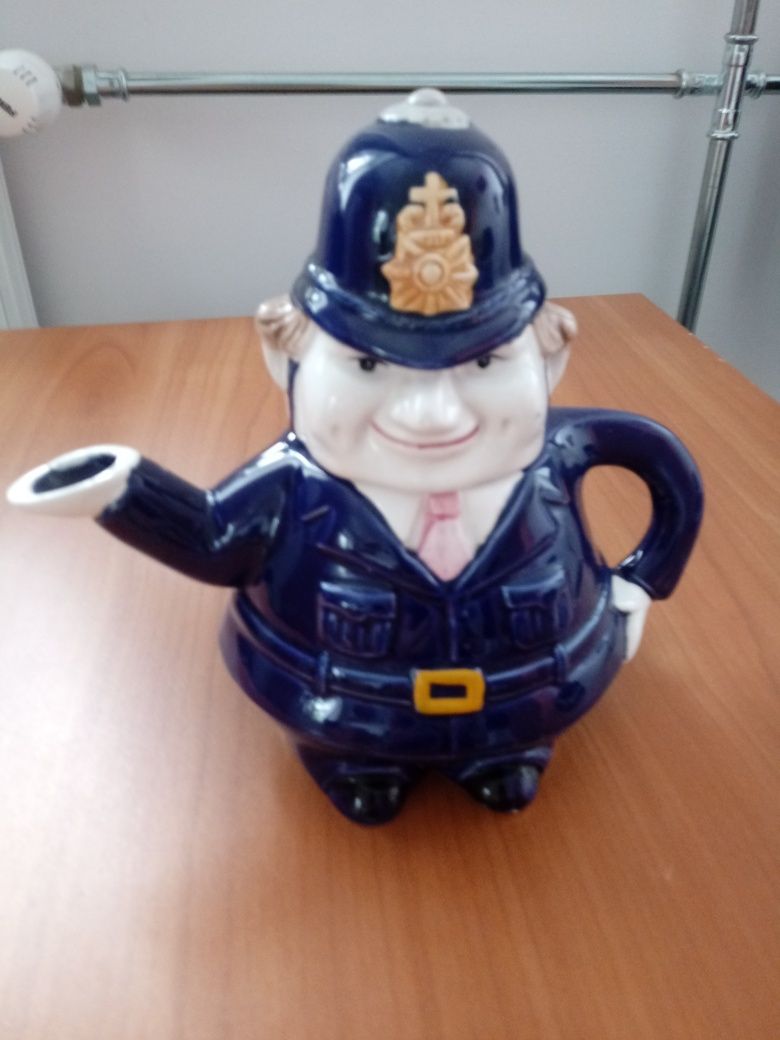 Czajnik czajniczek imbryk policjant angielski kolekcjonerski pocelana