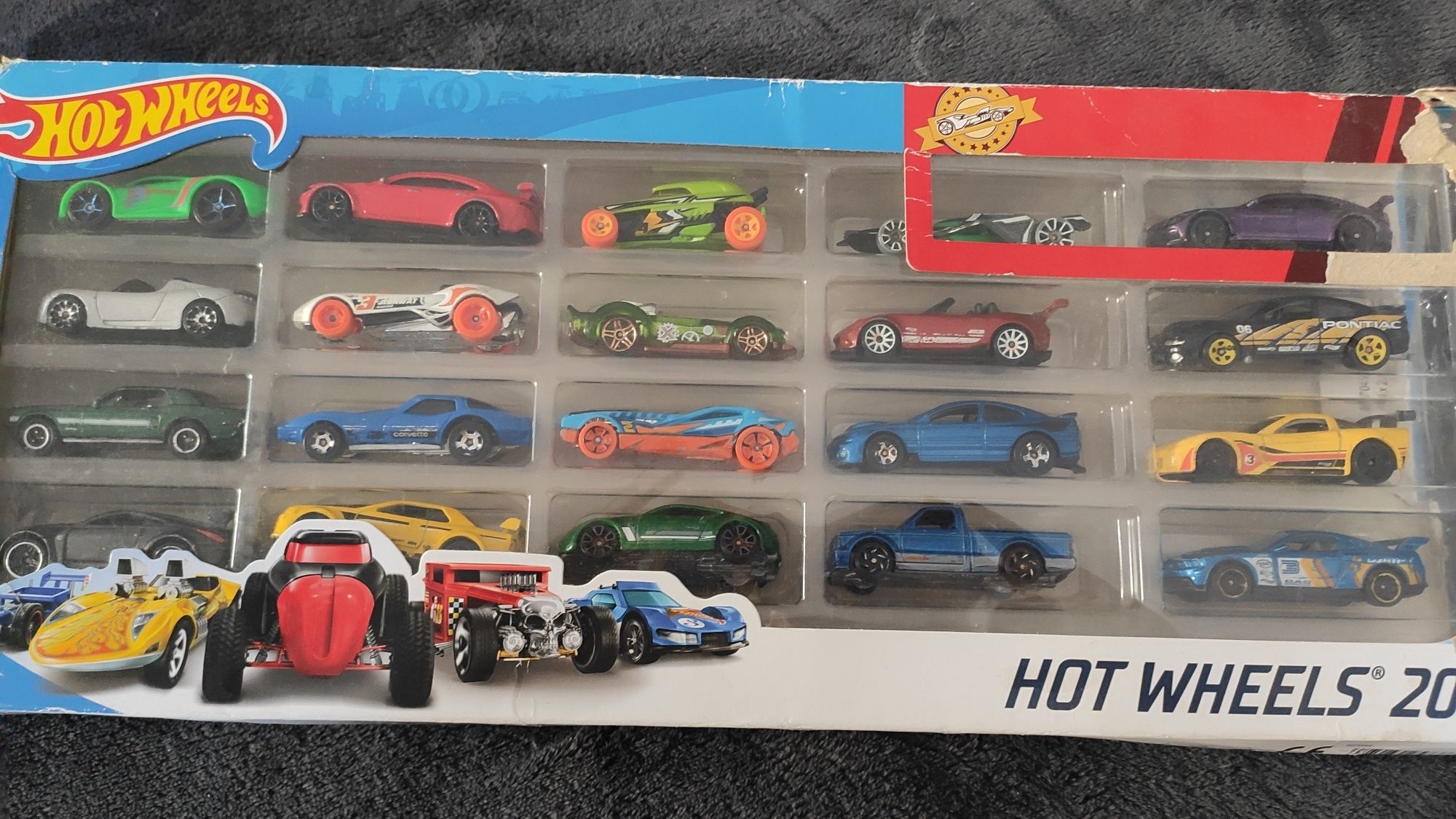 Zestaw 20 autek resoraków Hot wheels z pudełkiem