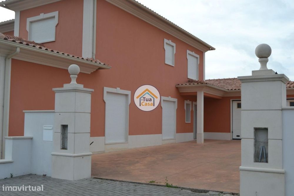 Moradia T7 situada em Casais da Bidoeira, Leiria