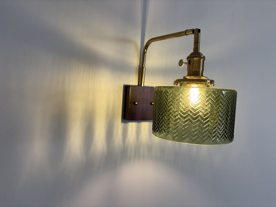 Zielony kinkiet z mosiężnymi detalami – styl retro / vintage