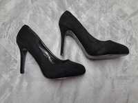 Czarne buty na szpilce