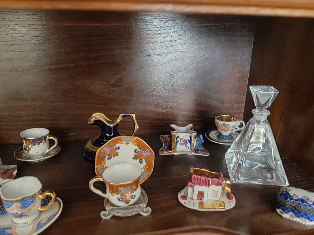 Miniaturas decorativas em porcelana