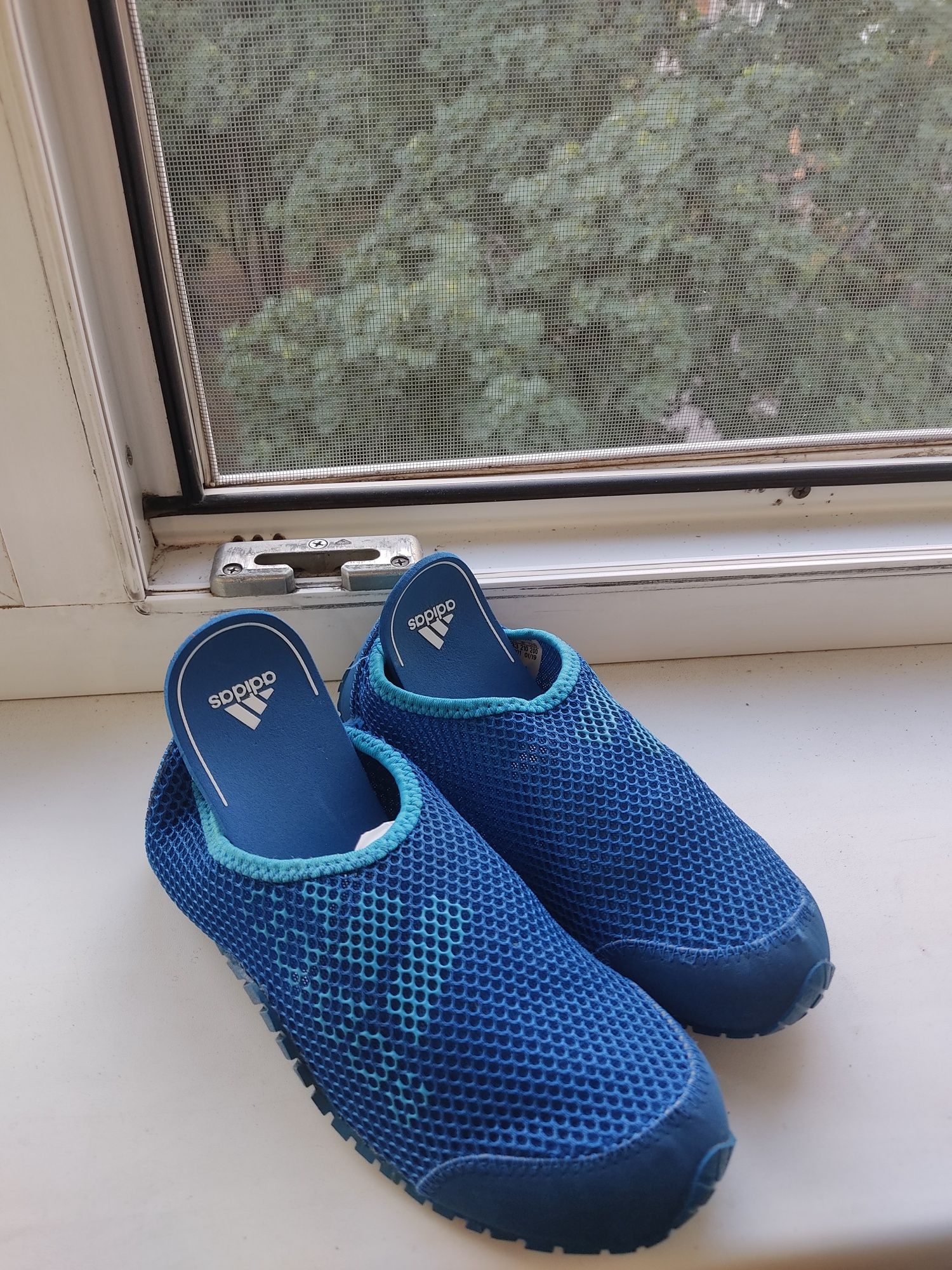Продам детские коралловые тапочки для плавания Adidas , р. 33