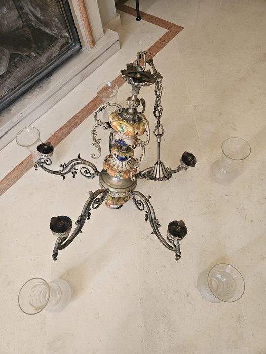 Espetacular candelabro de metal e loiça