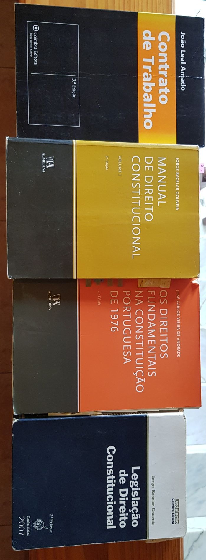 Vários Livros de Direito (Penal, Civil, Trabalho)