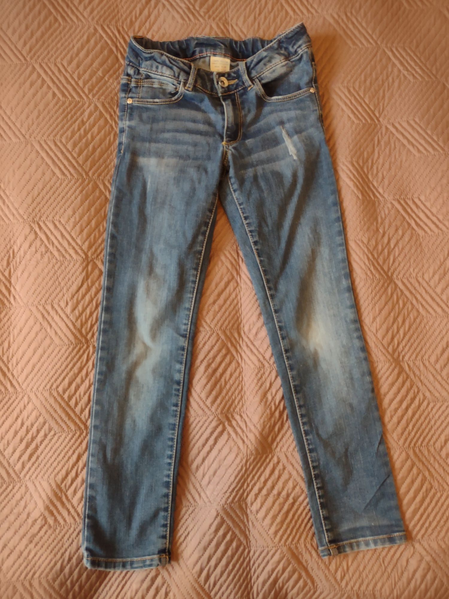 Niebieskie jeansy marki Zara 128
