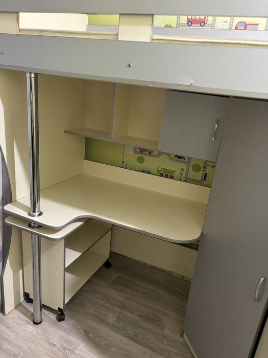 Продам дитяче двоповерхове ліжко, з шафою та навчальним столиком