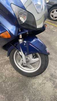 Honda jazz 250cc com baú e capacete