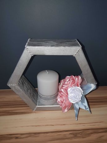 Heksagon, półka drewniana z kwiatami i świecą, prezent, ozdoba