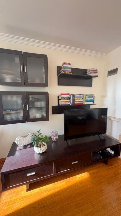 Móvel TV com gavetas, prateleiras e 2 módulos de parede