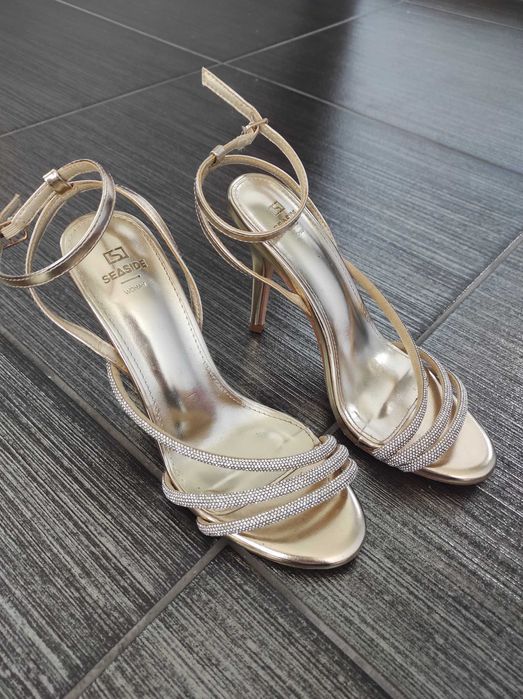 Sandália de tacão alto