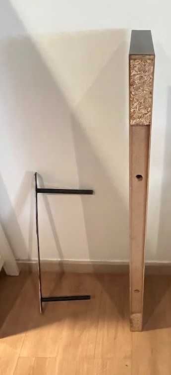 Prateleira de parede preta com suporte em metal